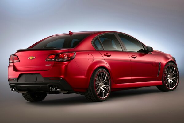 Chevrolet rojo. Hermosa foto del coche. Máquina para niña