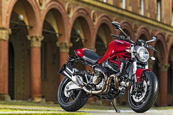 Motocicleta ducati 2015 en color rojo negro