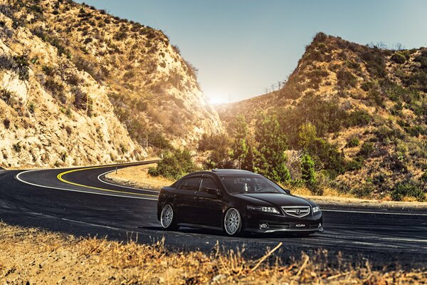 Honda accord Monte sur la route dans les montagnes