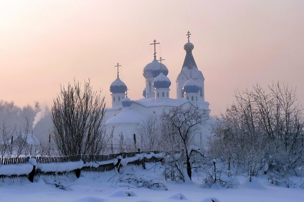 Chiesa d inverno nella foschia mattutina