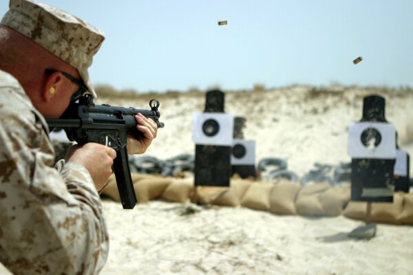 Un soldat vise une cible sur le champ de tir