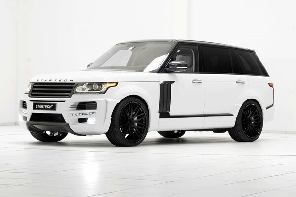 Range Rover blanco en elegantes Llantas negras