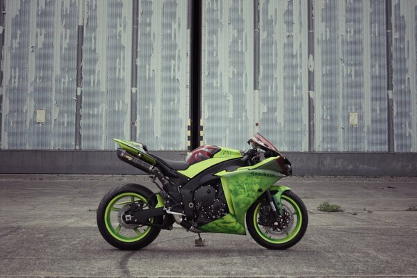Zielony motocykl na ścianie foey