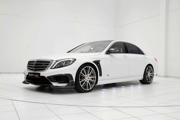 Mercedes Brabus 2015 auf weißem Hintergrund