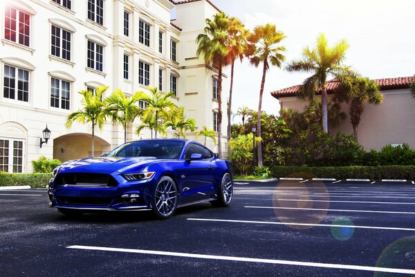 2015 blauer Ford Mustang auf dem Parkplatz