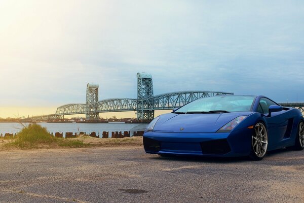 Niebieski Lamborghini gallardo na tle żelaznego mostamostao