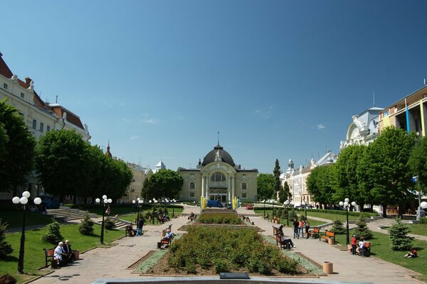 Аллея перед входом в театр с большими клумбами