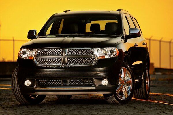 Dodge SUV vista frontale, potente, sullo sfondo del tramonto