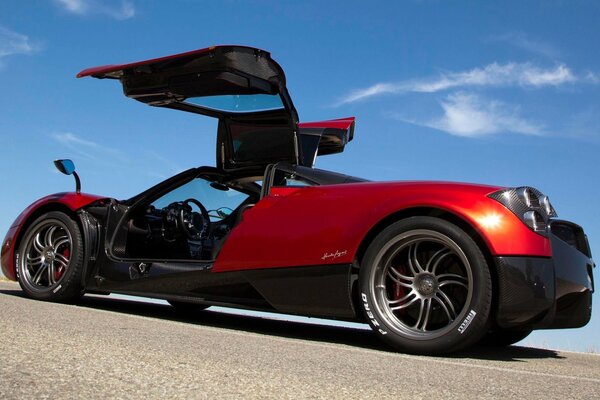 Supercar Pagani vista posteriore con porte aperte