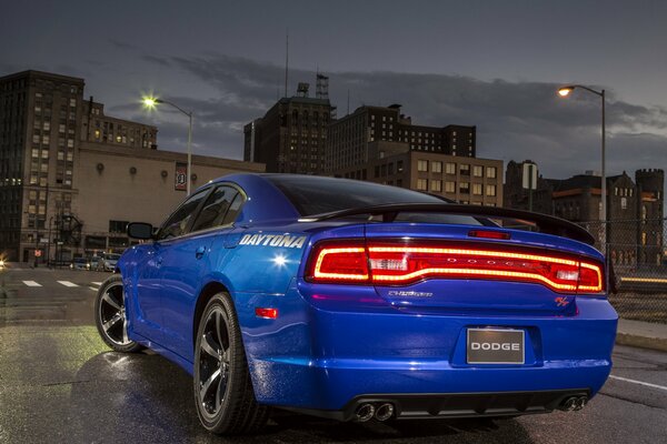 2013 Dodge Charger sulla strada illuminata dalle luci