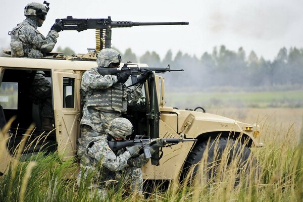 Hammer. Soldaten mit Gewehren. Maschinengewehr