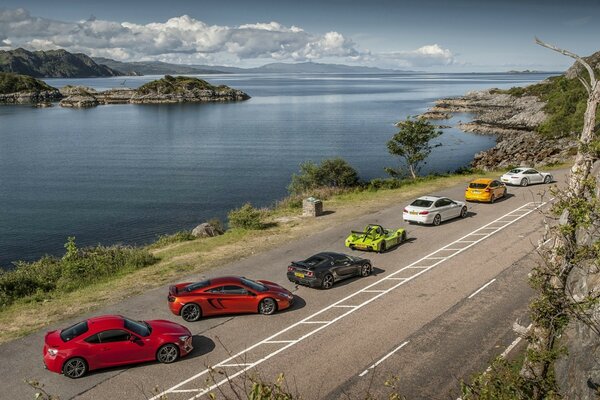 Corse. Postcombustione. Molte macchine. Macchine bellissimo sfondo. macchine e mare. Belle foto di macchine. Auto da corsa