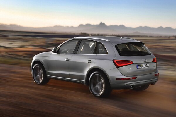 Photo Audi Q5 rushes off-road with a side view