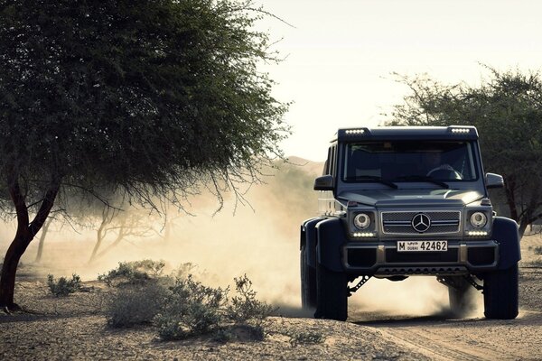 Mercedes benz negro en movimiento