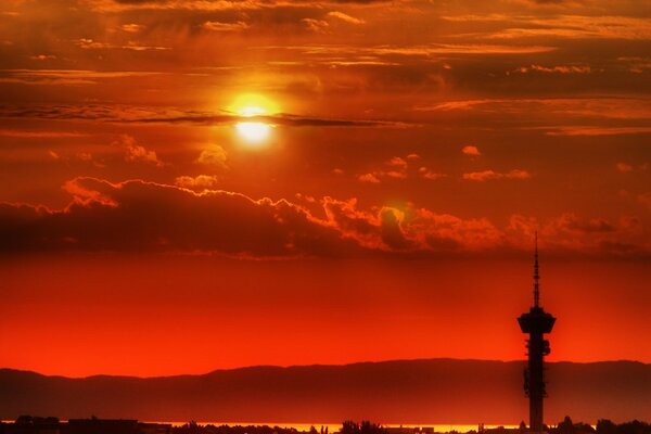 Roter Sonnenaufgang auf dem Hintergrund des alten Turms