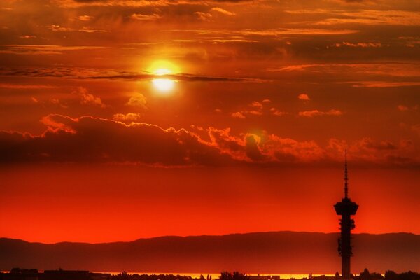 Czerwony wschód słońca na tle starej wieży