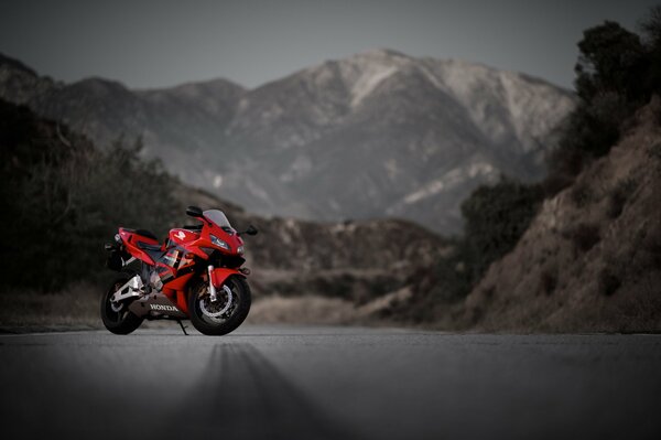 Czerwony motocykl na górskim tle
