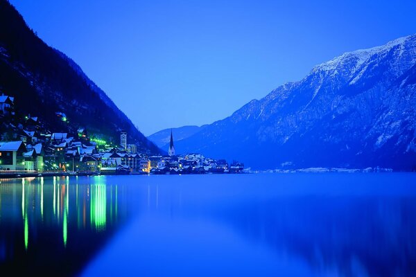 Città notturna. Lago. Montagna