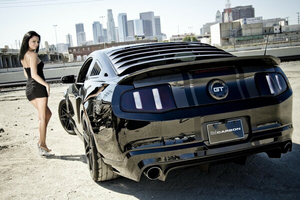 Ford Mustang de carbono y hermosa chica