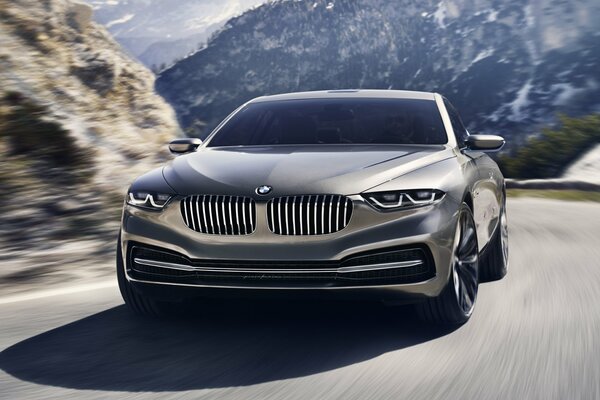 Le concept BMW Gran lusso argenté en mouvement