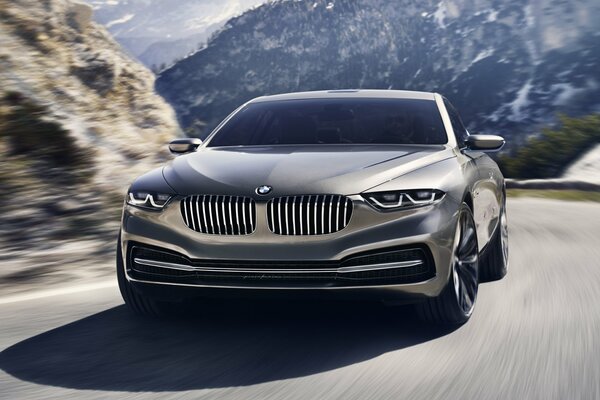 Концепт серебристого bmw гран lusso в движении