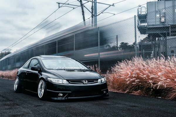 Honda Accord sottovalutata accanto alla ferrovia