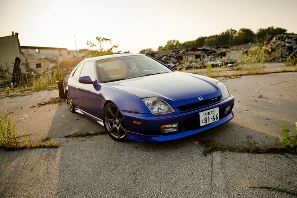 Honda bleu dans les ruines de la ville