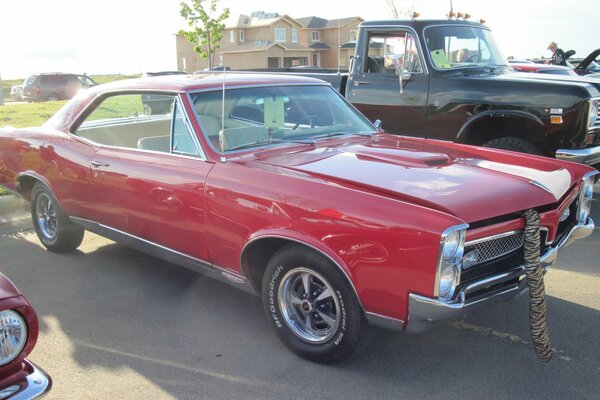 Seltsamer roter Pontiac auf dem Parkplatz