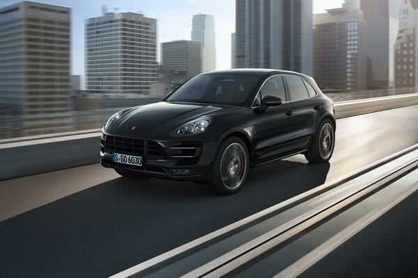 Porsche Macan turbo SUV en las calles de la ciudad