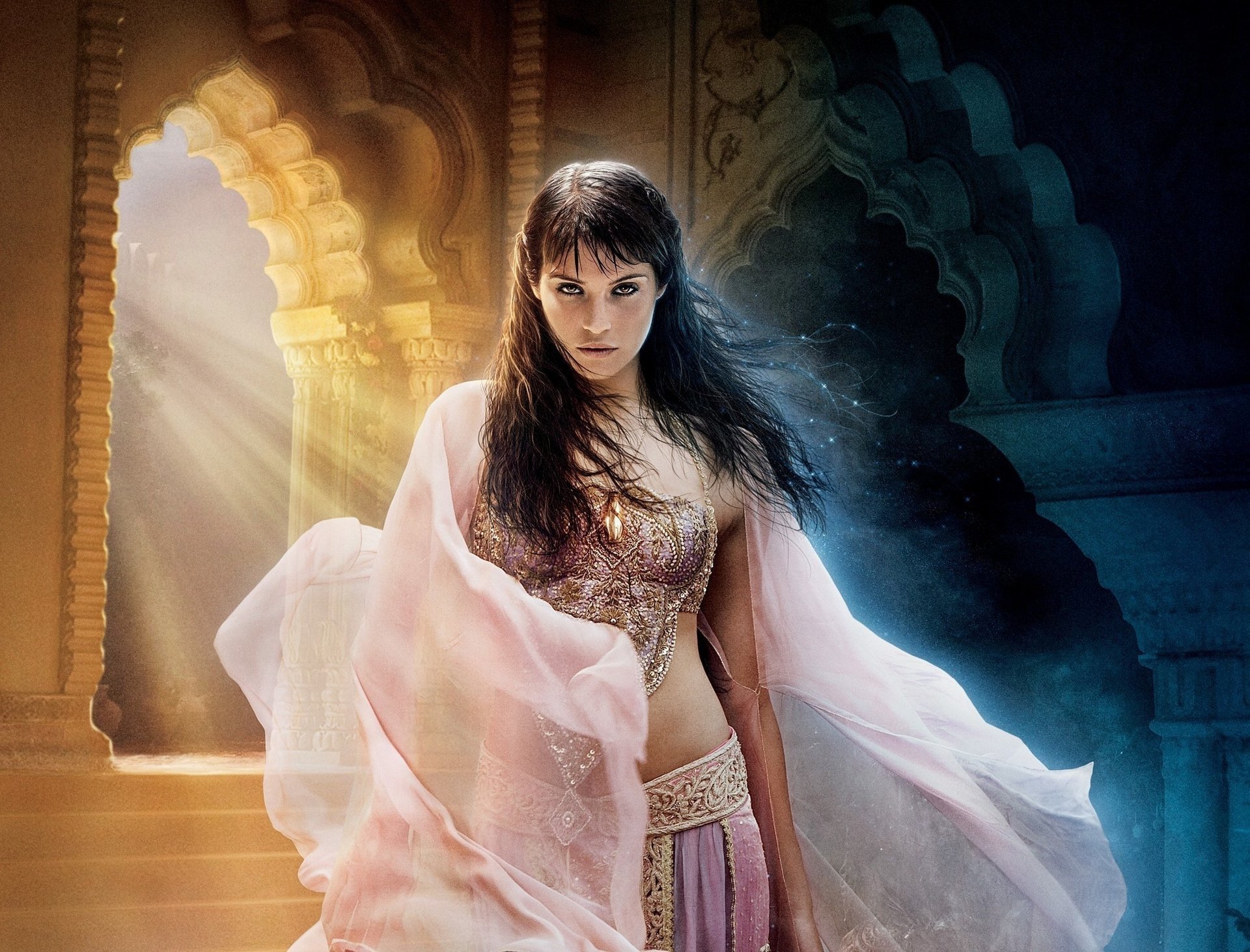 gemma atherton prince of persia princess tamina принцеса the sands of time the movie девушка принц персии игра накидка брюнетка лучи света проем арки женщины