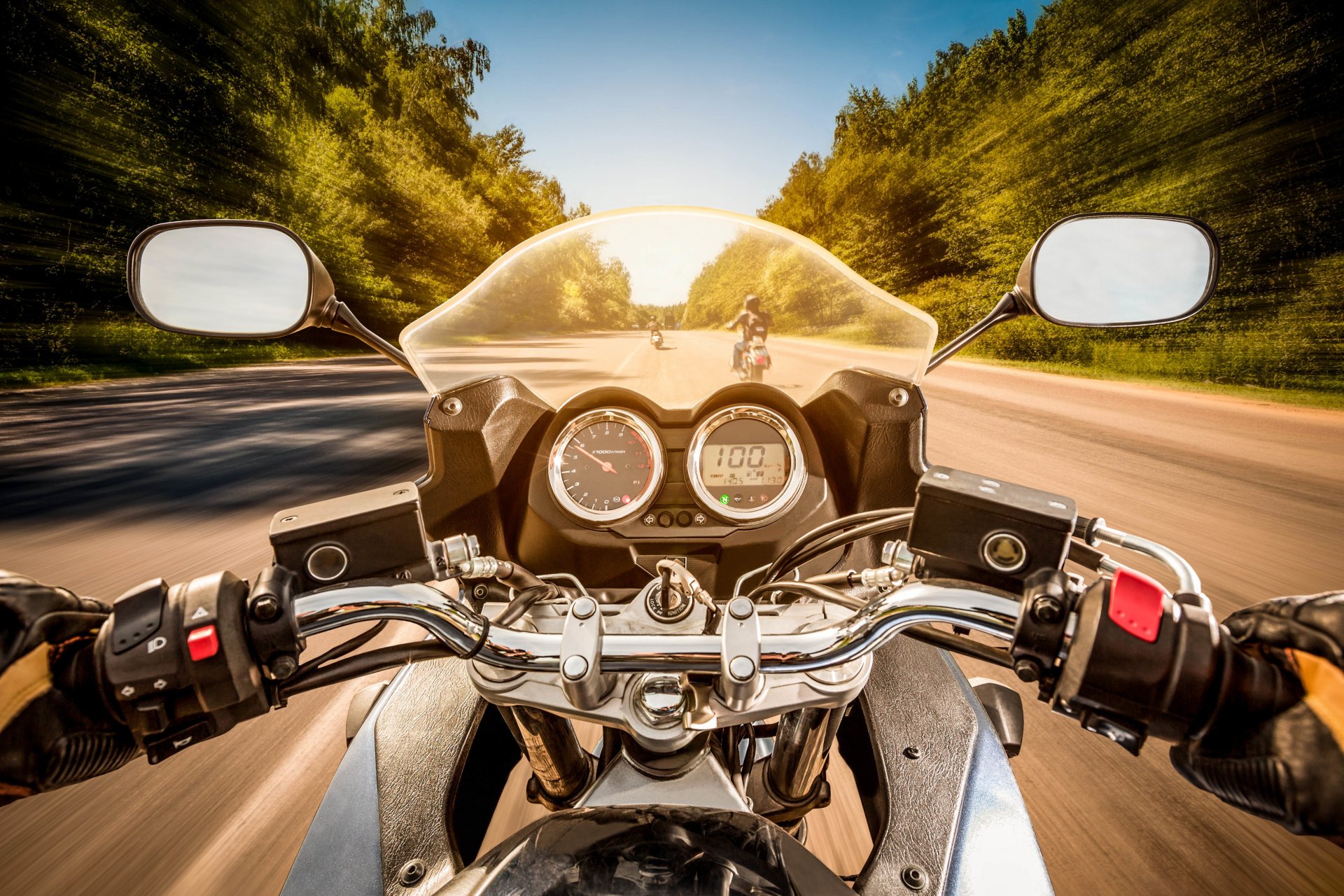 motorrad moto blick aus erste person fahrrad biker fahrrad team straße markierung sonnig tag geschwindigkeitsgefühl vollgas bewegung geschwindigkeit unschärfe bokeh tapete