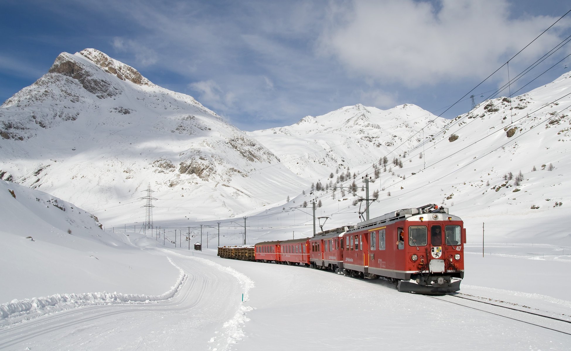 zyma neve montagne treno rotaie traffico velocità percorsi tracce strada trasporto treno a vapore cielo nuvole nuvole inverno rocce carro