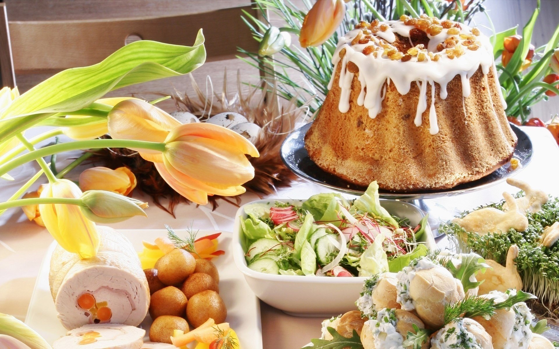 pâques nourriture fleurs salades gâteau praznik humeur table festin fête salade tulipes oeufs jambon apéritif cupcake