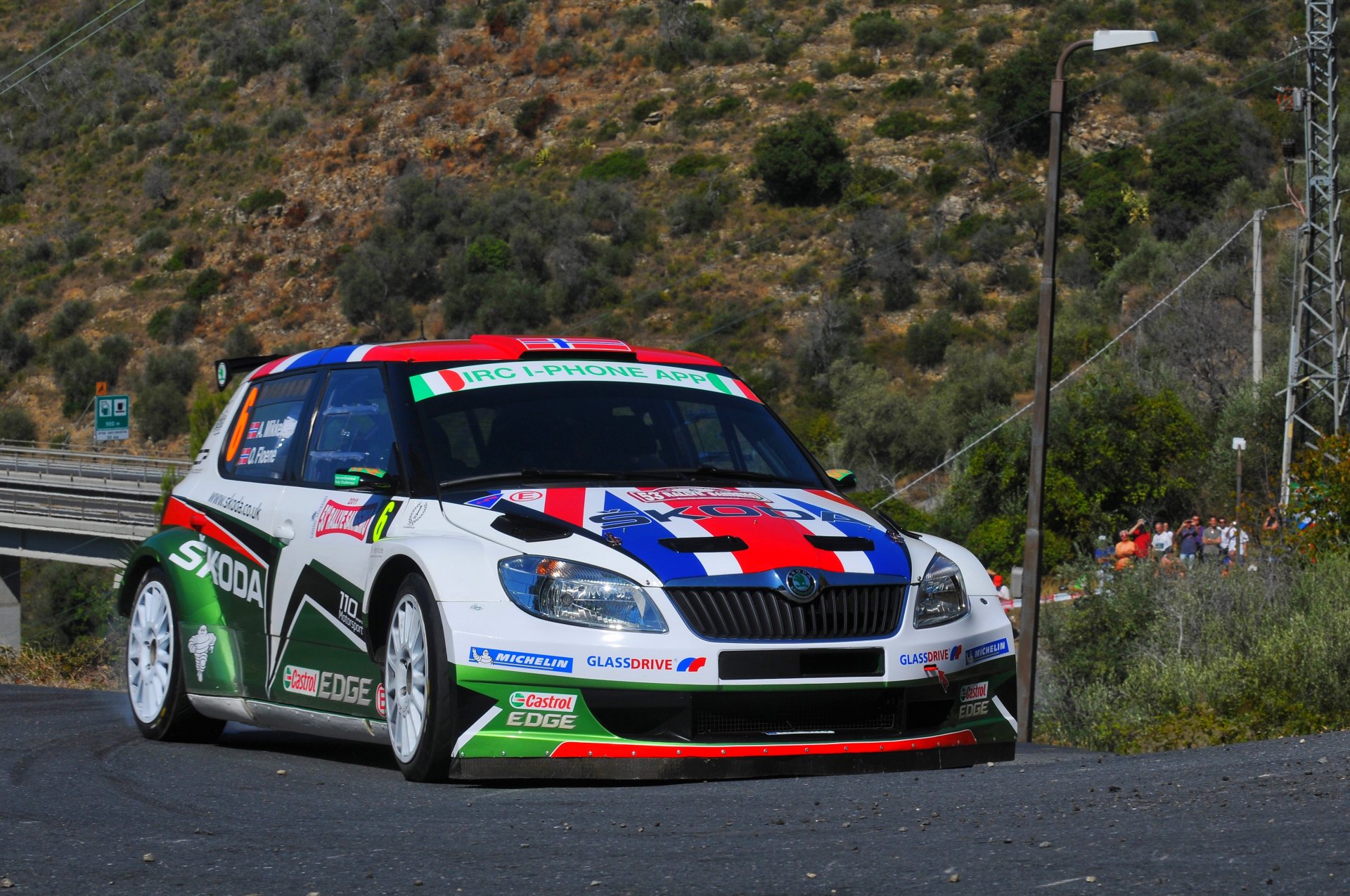 koda fabia rally fabia coche frente asfalto rally skoda