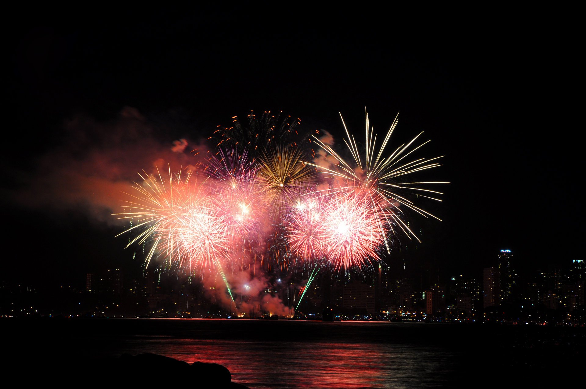 feuerwerk lichter nacht feuerwerke urlaub stimmung stadt fluss reflexion wolkenkratzer feuerwerk hintergrund