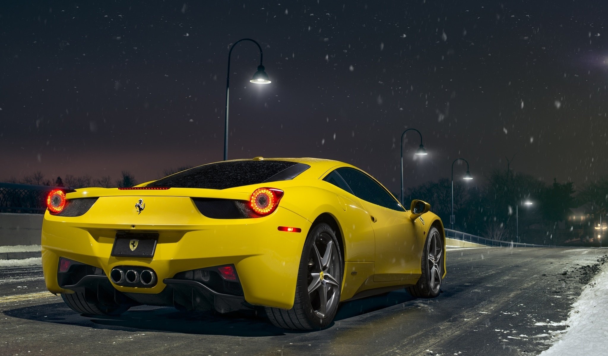 ferrari italia żółty supersamochód śnieg tył droga nigth jasny