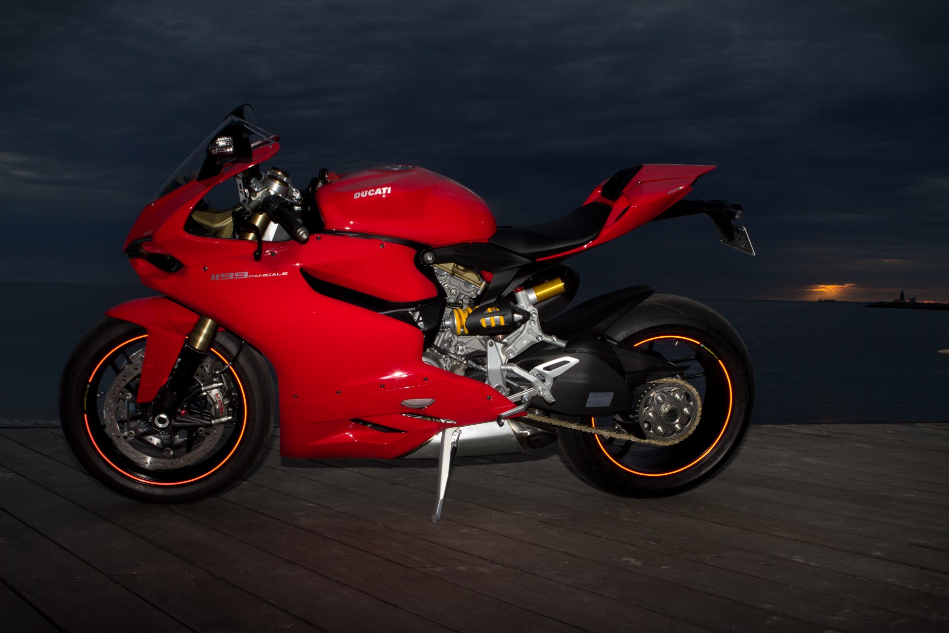 ducati 1199 panigale rojo ducati rojo crepúsculo cielo nubes muelle