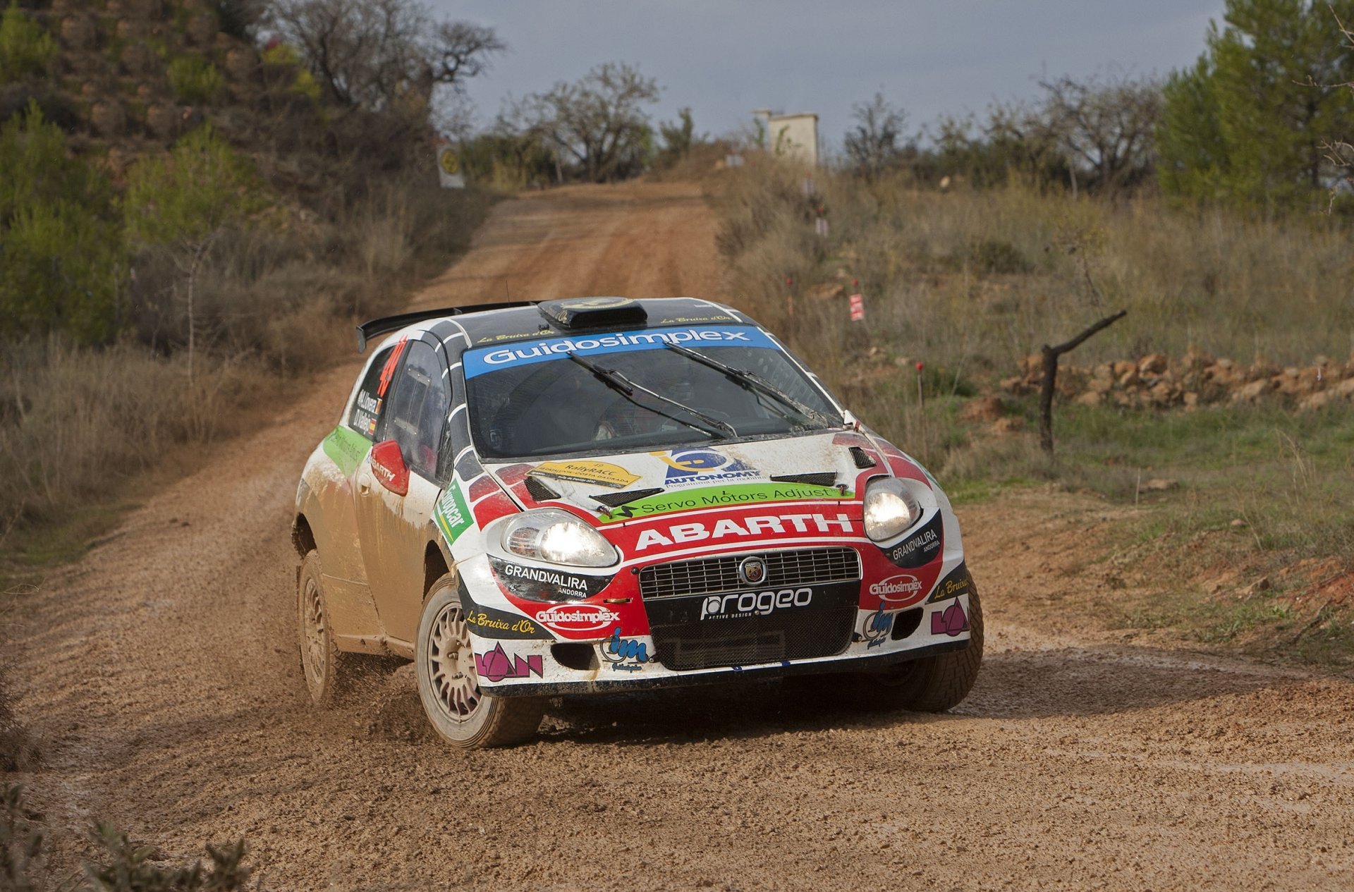 abarth grande punto rally coche carretera frente luces