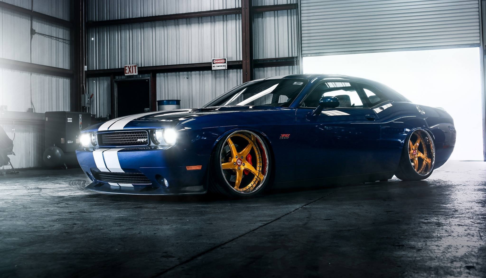 esquivar challenger cien hellcat bajo músculo coche ruedas oro