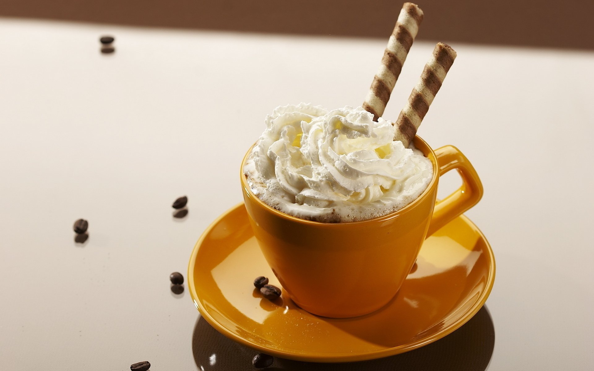 tasse jaune nourriture café table crème tubes céréales soucoupe tasse desserts biscuits