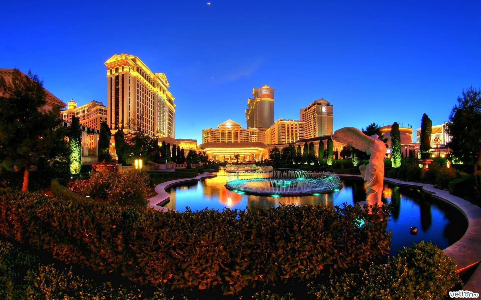 crépuscule ciel las vegas casino lumières eau fontaine bâtiments buissons lanternes luxe villes ciel nocturne lumières de la ville nuit