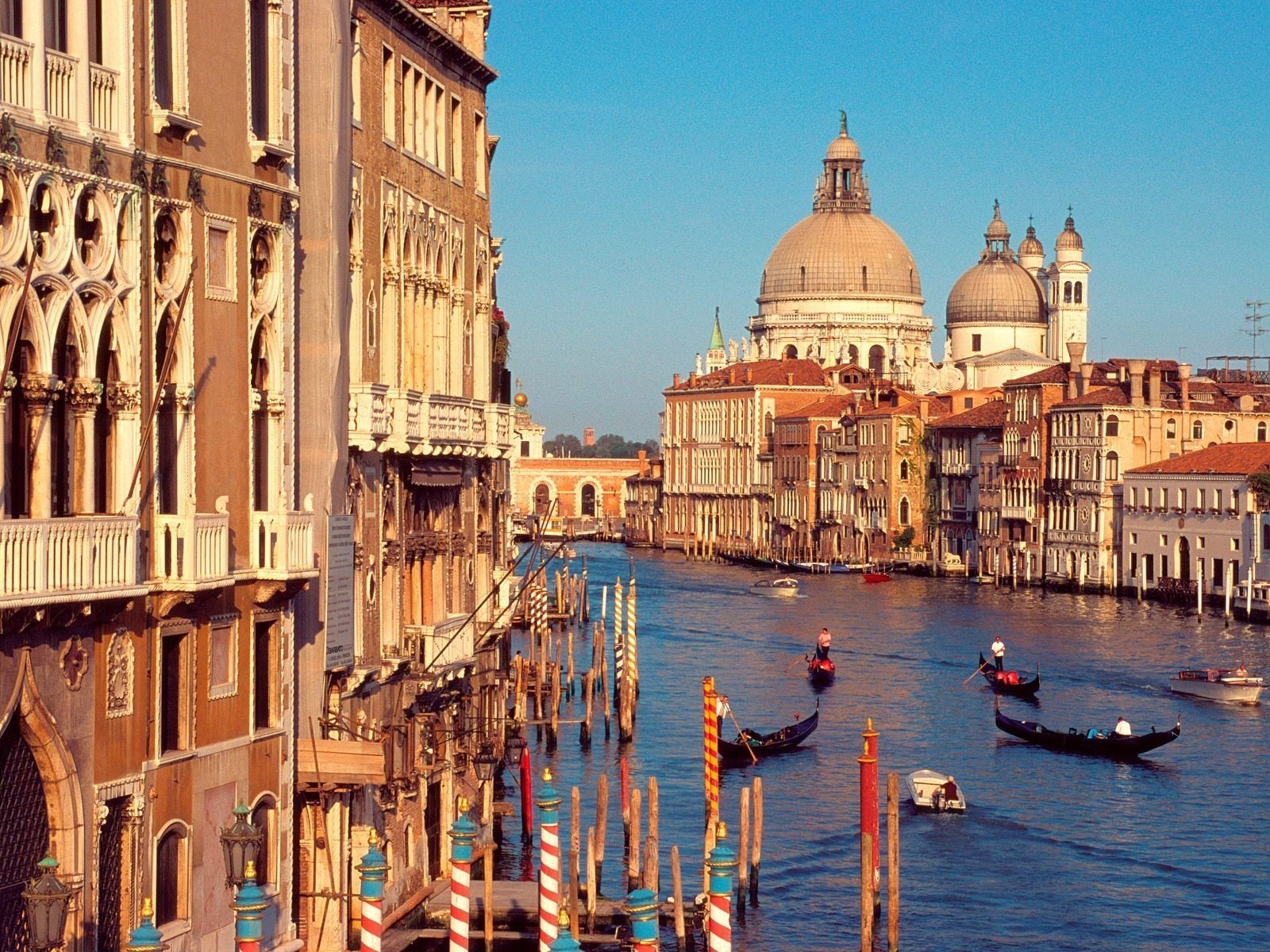 italia venecia canal edificios góndolas cielo agua río luz del sol barcos postes ventanas cúpulas ciudades mañana góndola corriente barco casas