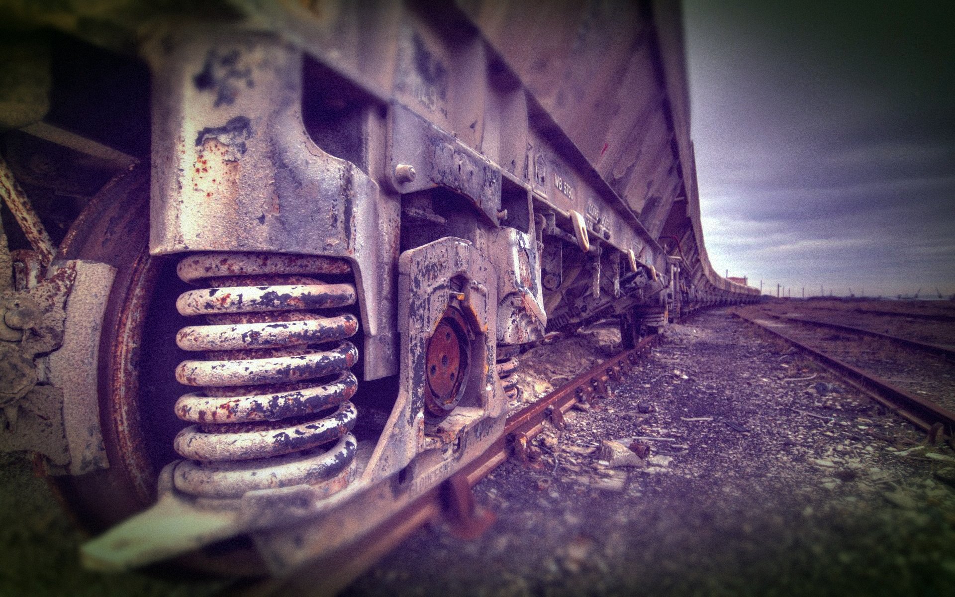 tren vagones muelle rieles durmientes ferrocarril carretera macro