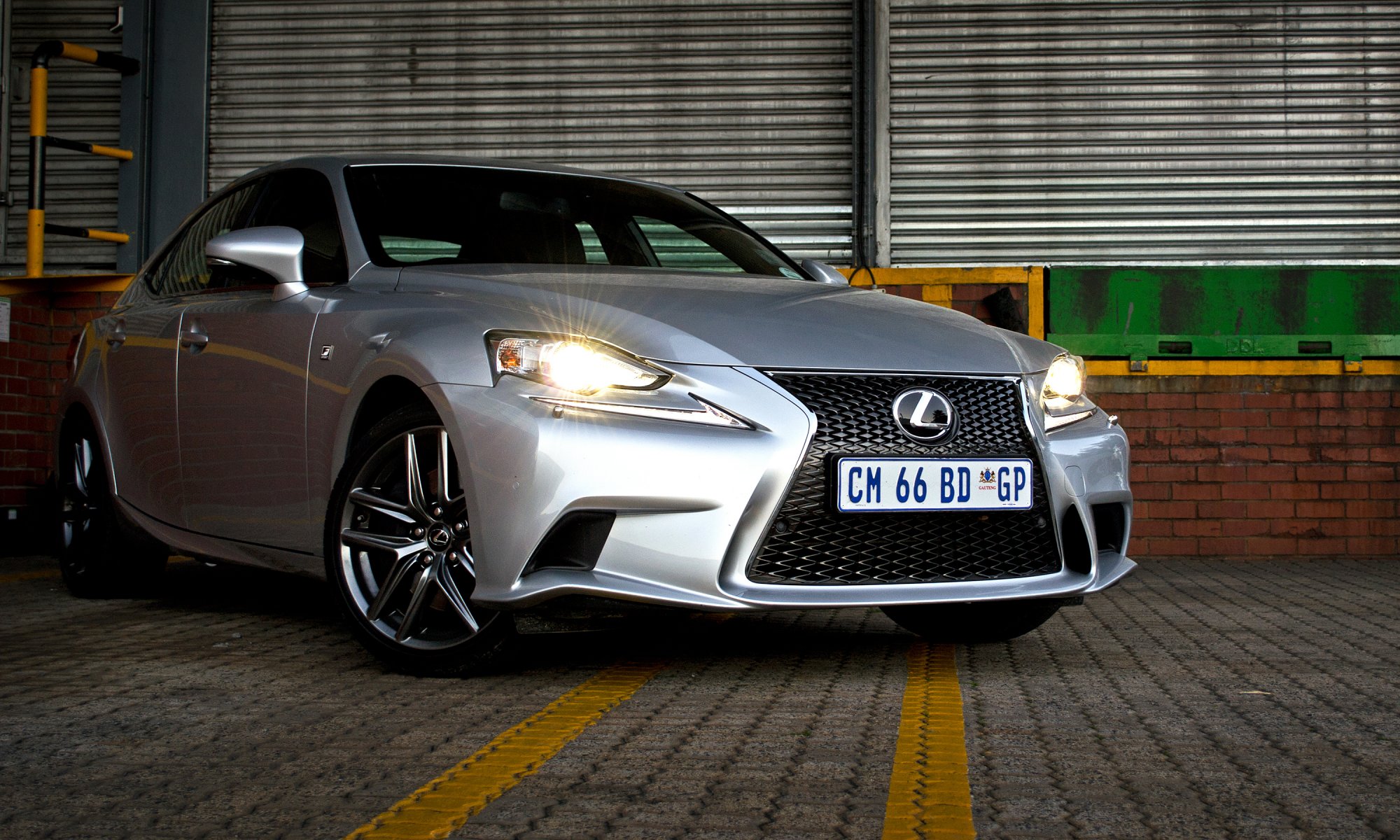 lexus is f-sport argento anteriore luce