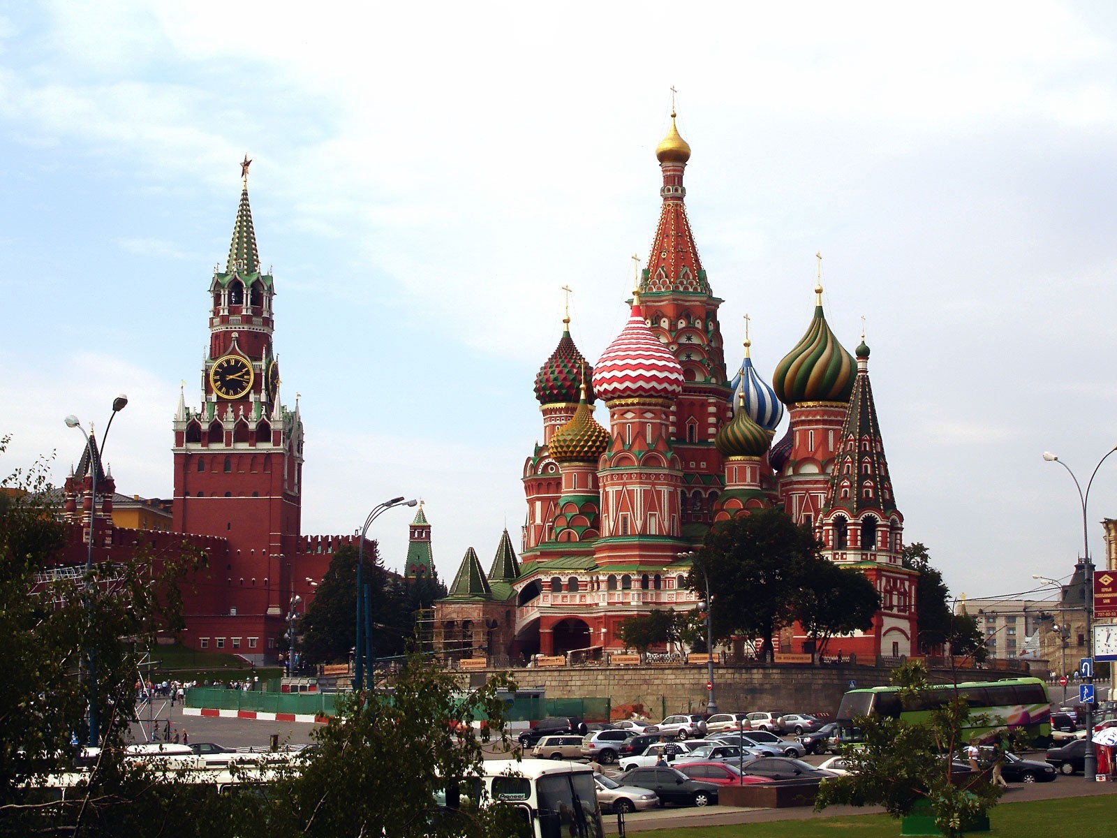 Спасская башня и собор Василия Блаженного