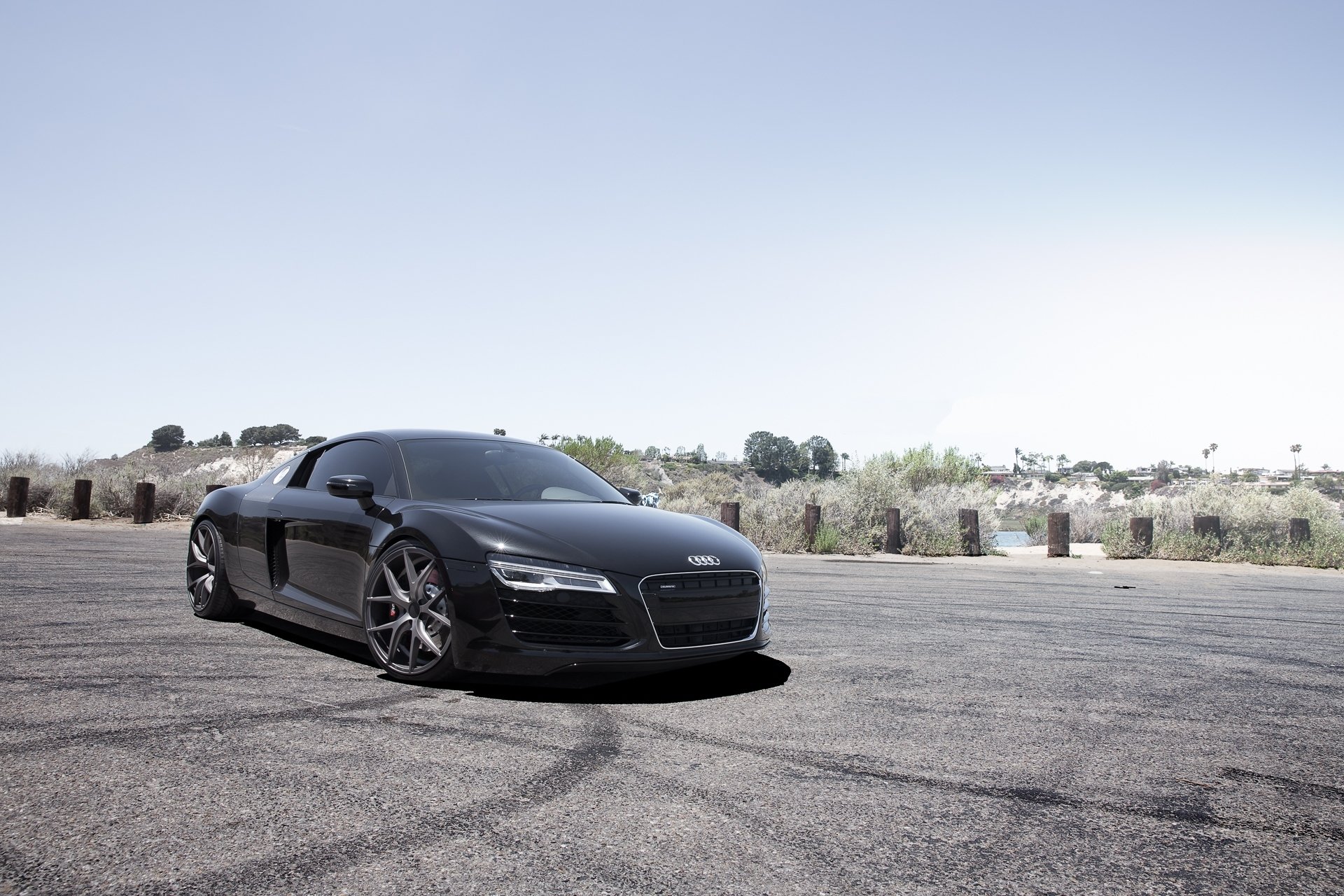 audi r8 negro audi r8 vista frontal cielo árboles