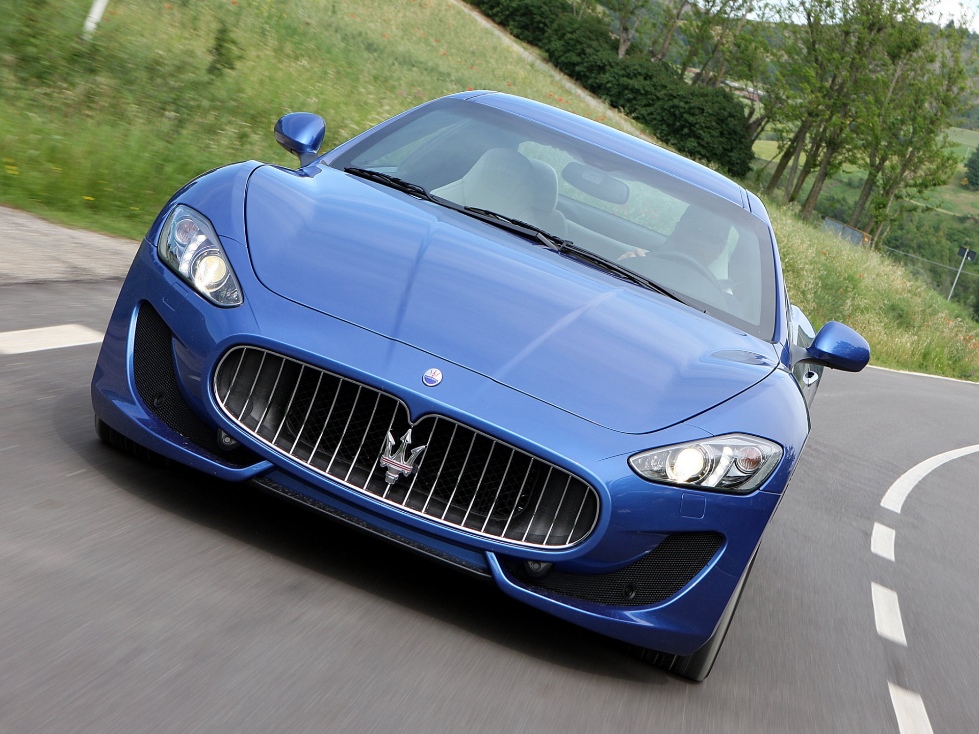 maserati granturismo спорт мазерати передок дорога