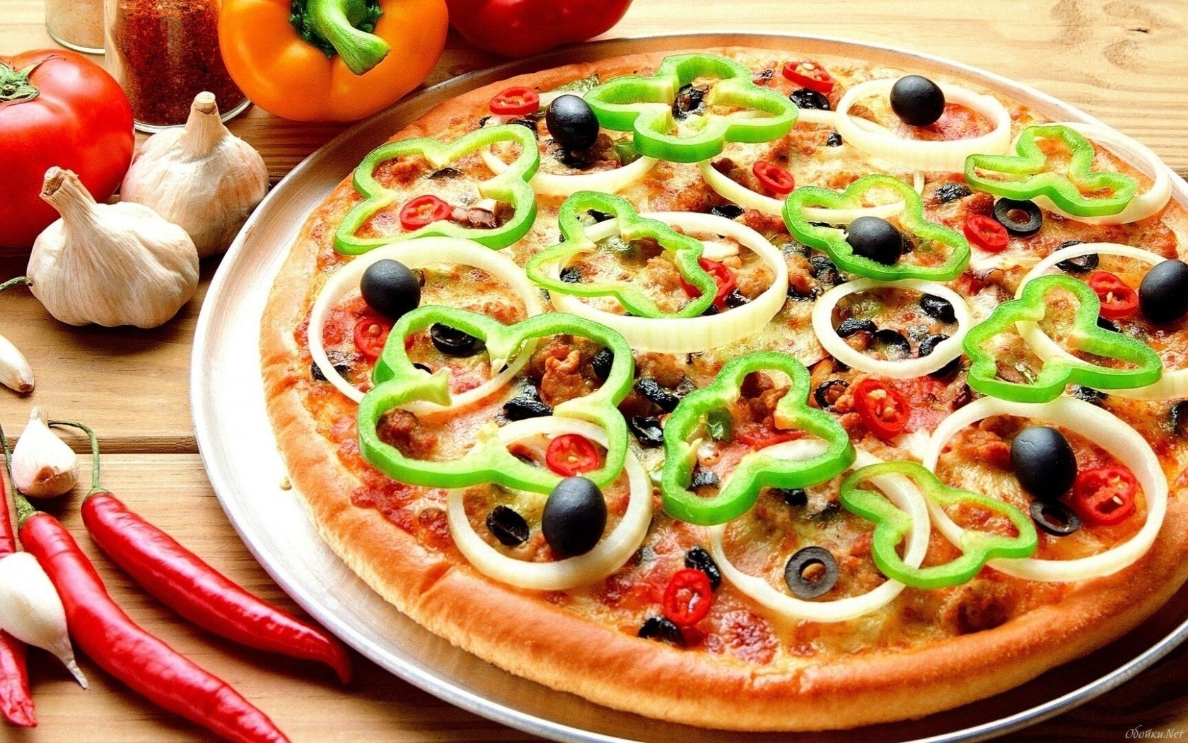 food garlic hot pepper seasoning pizza pepper cheese olives vegetables olives bell pepper delicious table garlic