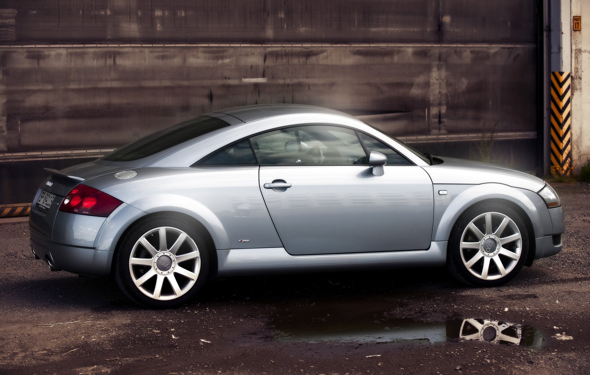 audi tt mk1 audi tt coupé auto sportiva profilo auto auto d argento audi asfalto pozzanghera cerchi autovetture veicoli veicoli