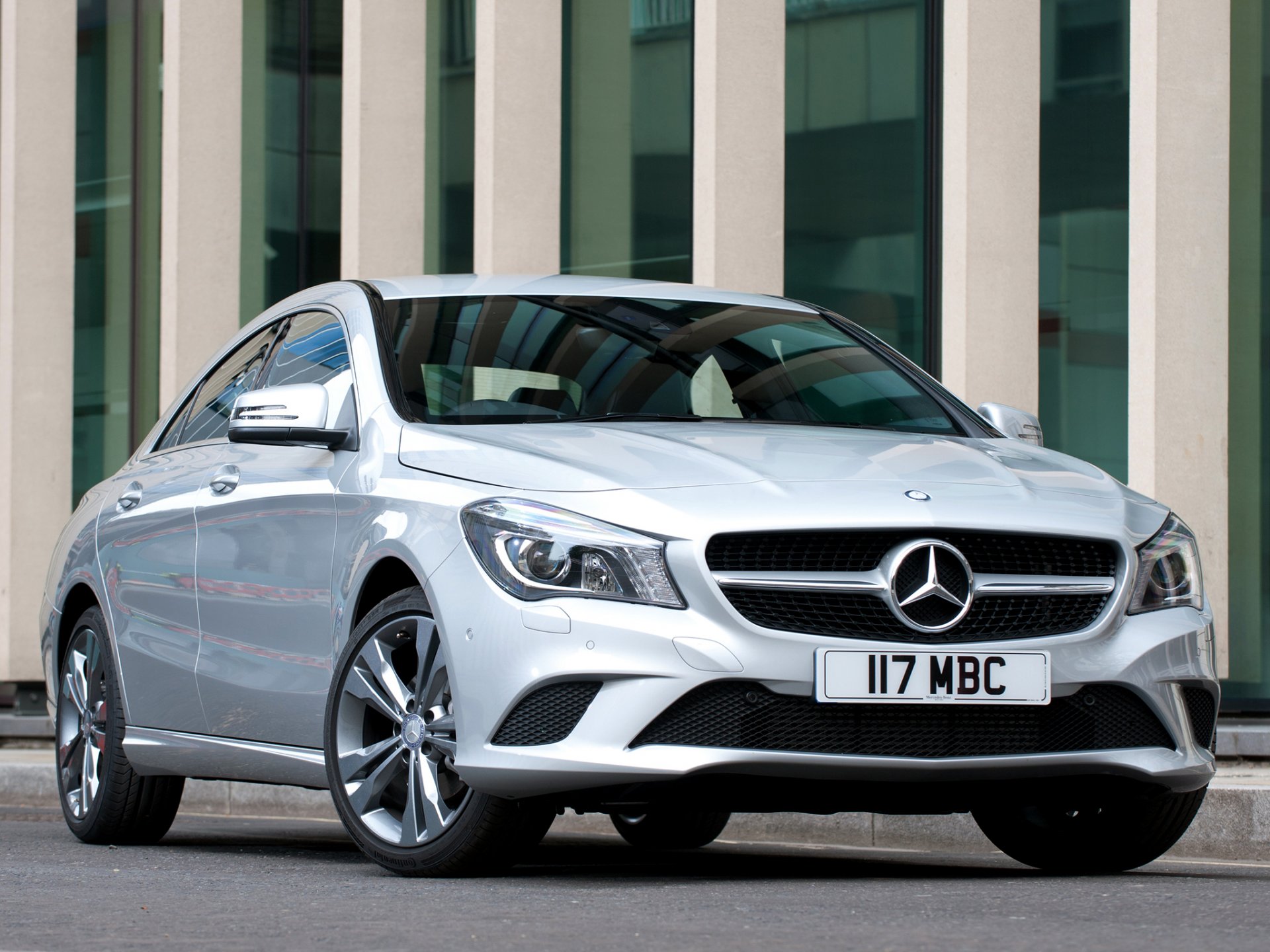 mercedes-benz cla 180 mercedes silber vorderansicht